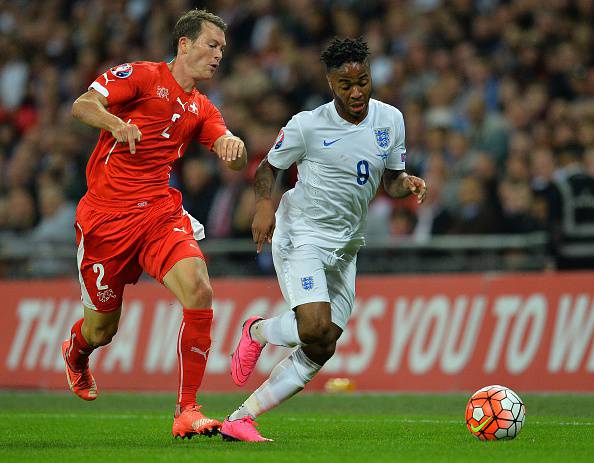 Stephan Lichtsteiner contro Raheem Sterling in Inghilterra-Svizzera (Getty Images)