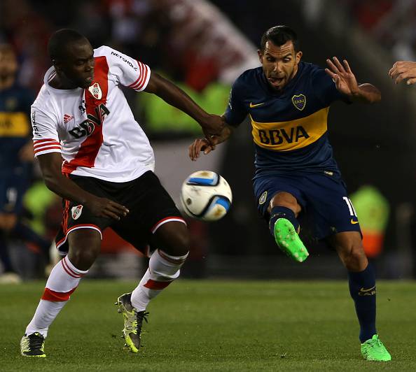 Eder Alvarez Balanta, qui contro Tevez nel SuperClasico (Getty Images)