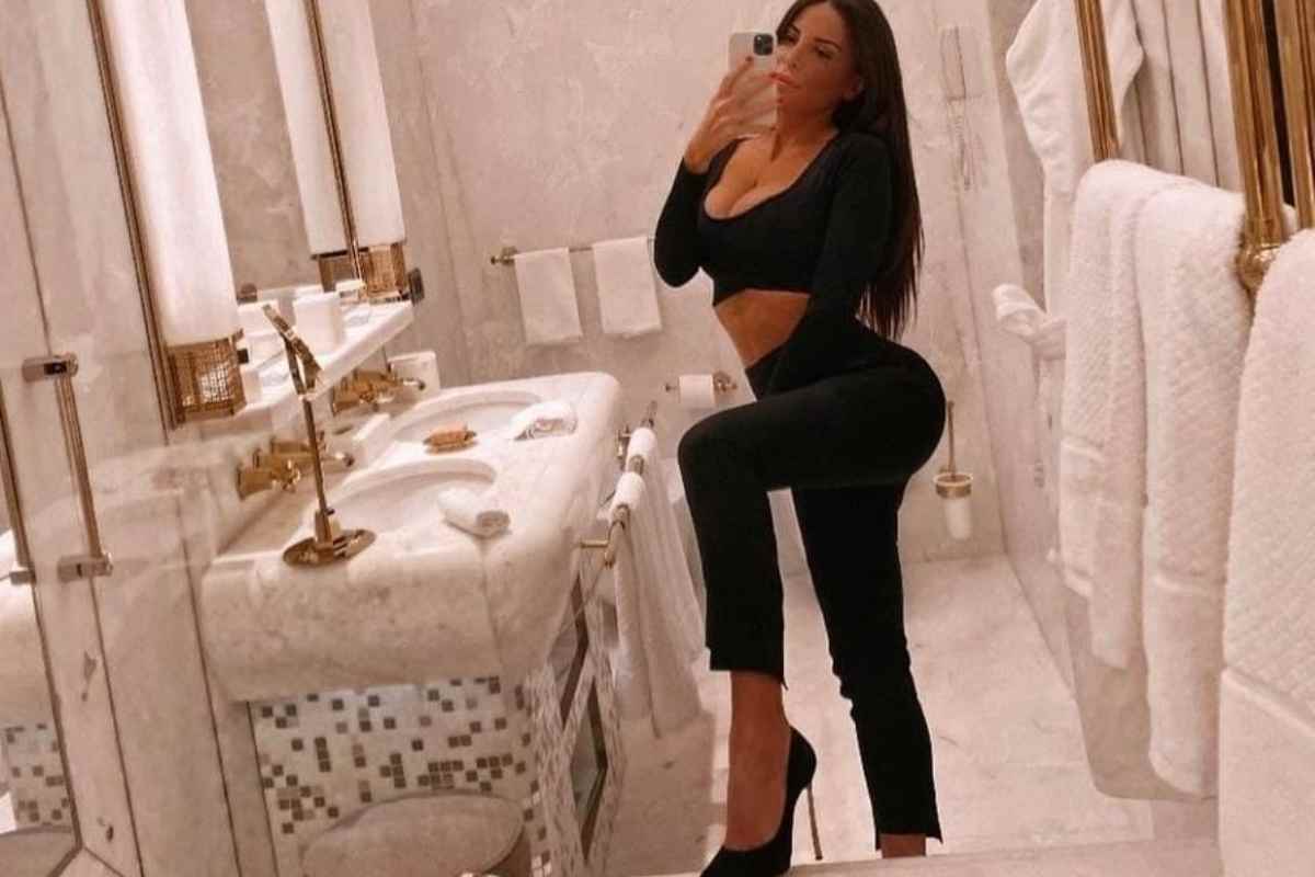 La Kim Kardashian d'Italia strega gli inglesi: curve da tabloid