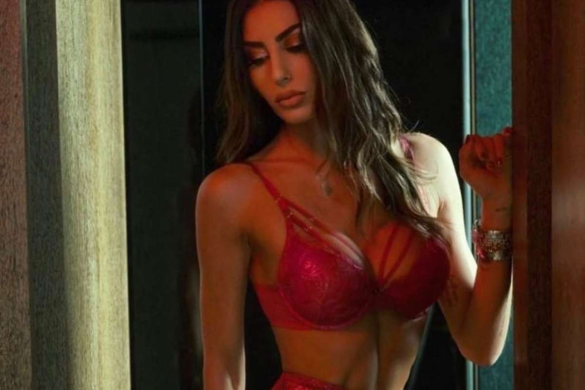 Elisabetta Gregoraci, in bikini non c'è gara: concorrenza non pervenuta