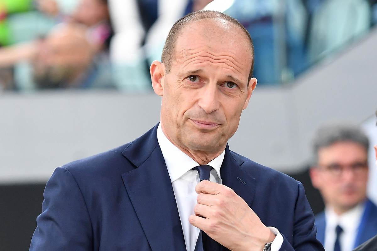 Allegri si aggiusta la cravatta