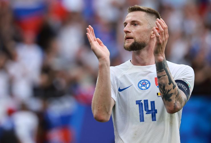 Milan Skriniar applaude