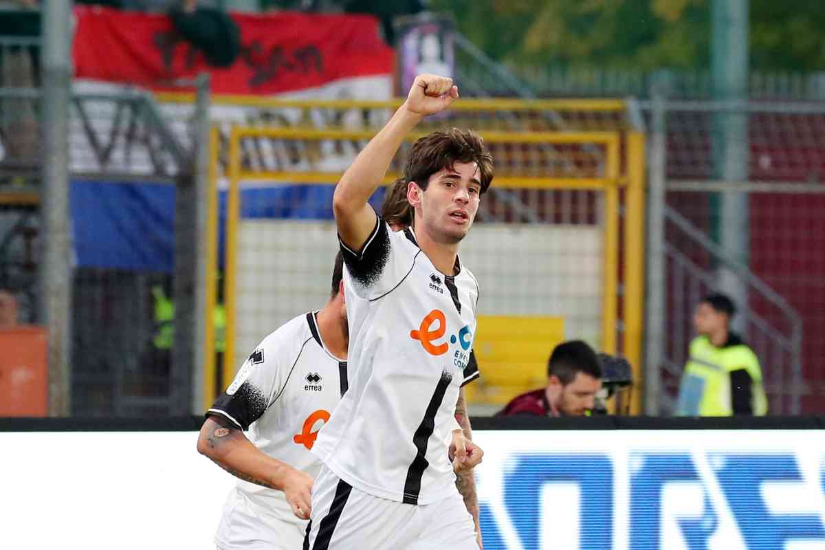 Cristian Shpendi esulta in campo