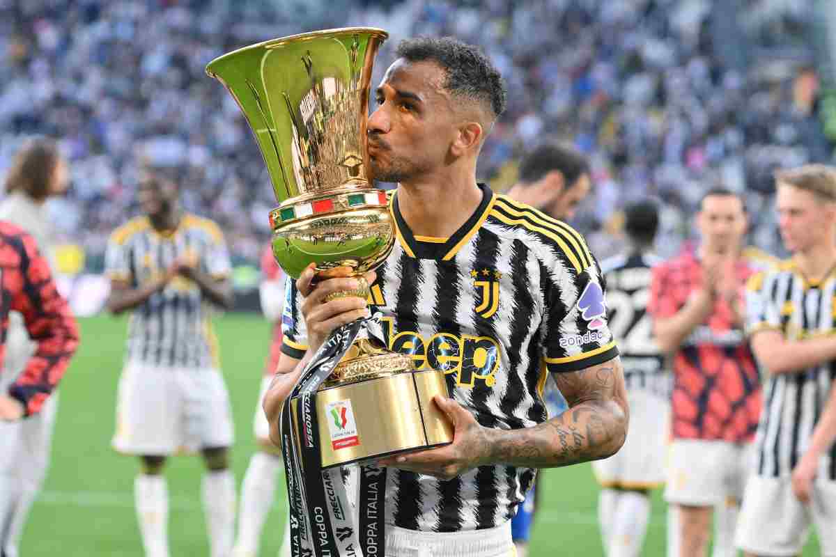 Danilo bacia la Coppa Italia