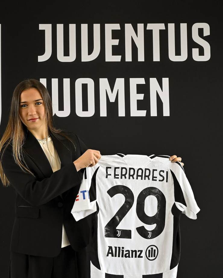 Eleonora Ferraresi mostra la sua maglia dopo ia firma sul contratto