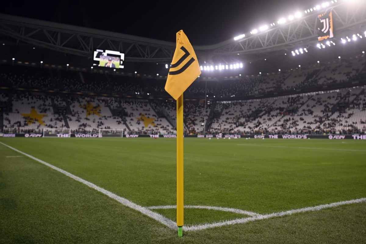 Il logo della Juventus sulla bandierina del corner all'Allianz Stadium