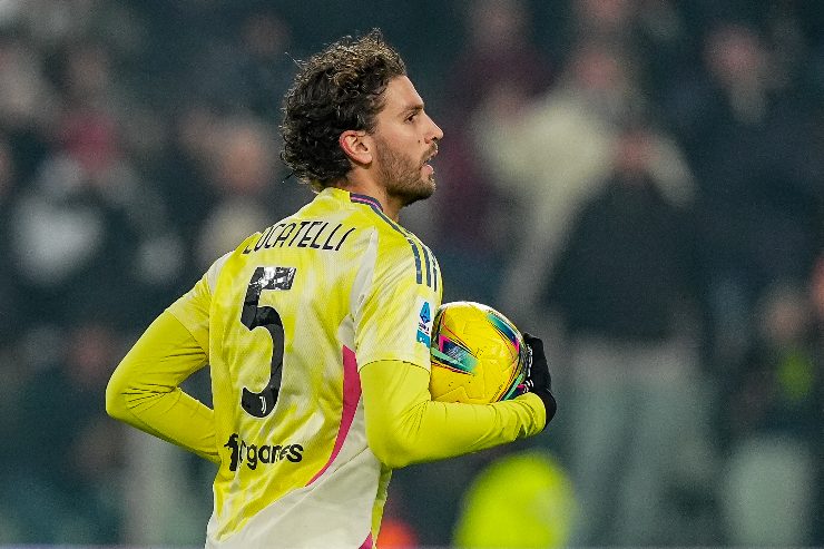 Manuel Locatelli in azione con la maglia della Juve