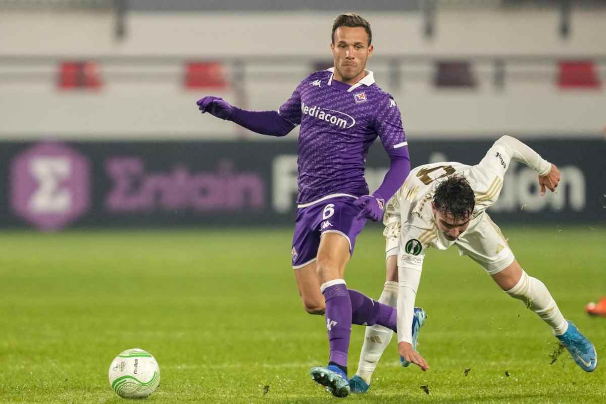 Arthur con la maglia della Fiorentina in Conference League