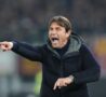 Antonio Conte con il dito puntato mentre dà indicazioni tattiche