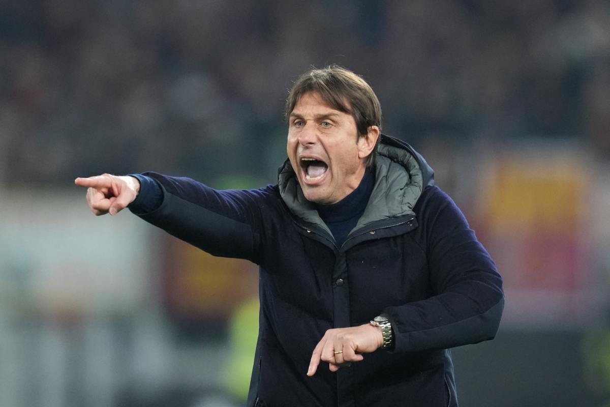 Antonio Conte con il dito puntato mentre dà indicazioni tattiche