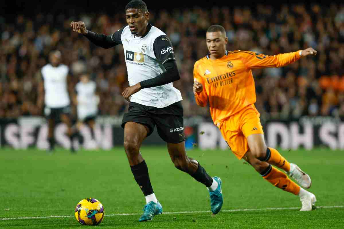 Cristhian Mosquera in campo con il Valencia contro il Real Madrid 