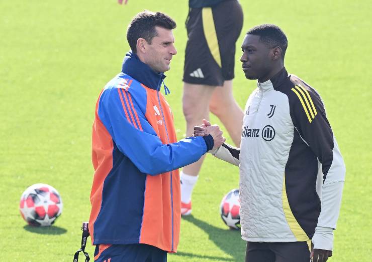 Thiago Motta dà il cinque a Kolo Muani