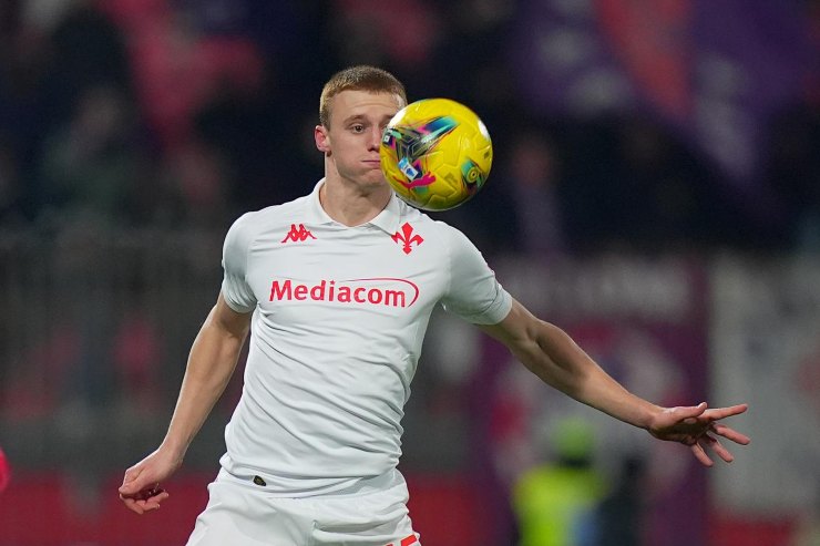 Pietro Comuzzo mentre addomestica di petto il pallone