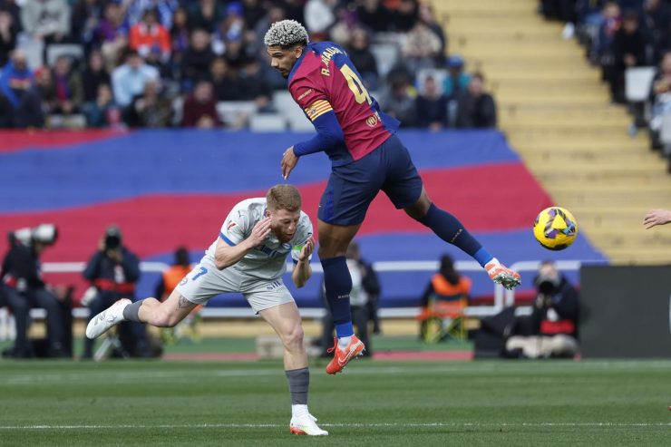 Ronald Araujo in un contrasto aereo