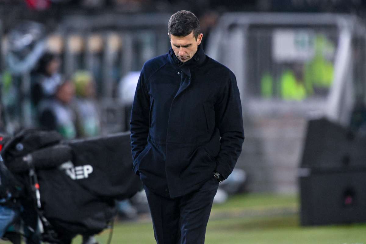 Thiago Motta, sconsolato, a capo chino e con le mani in tasca