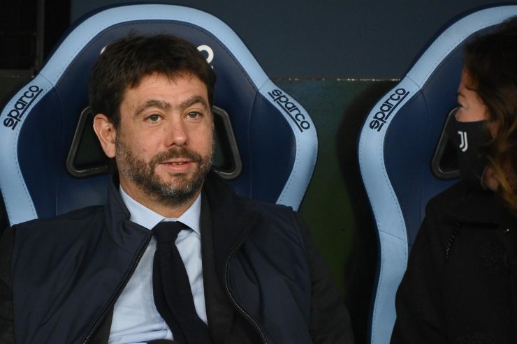 Andrea Agnelli seduto in panchina