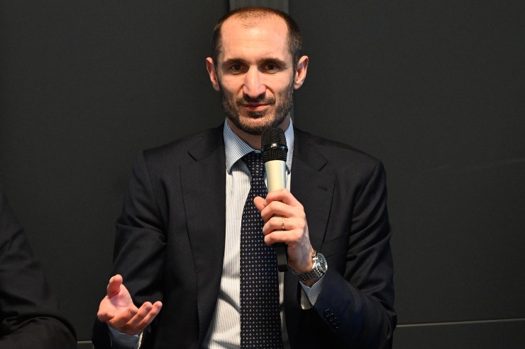 Giorgio Chiellini in giacca e cravatta e con un microfono in mano