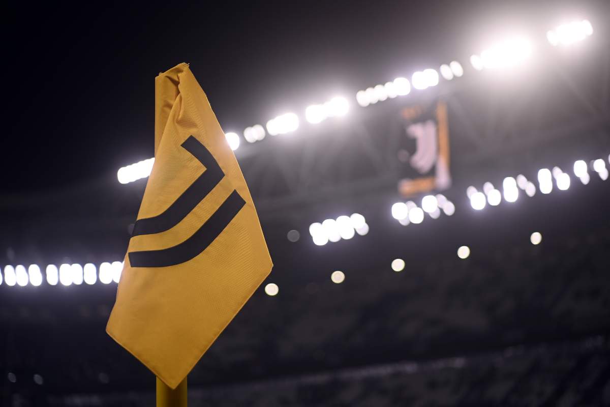 Il logo della Juventus sulla bandierina del corner all'Allianz Stadium