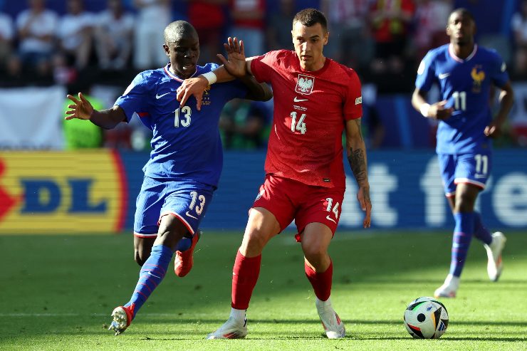 Jakub Kiwior in azione con la maglia della Polonia