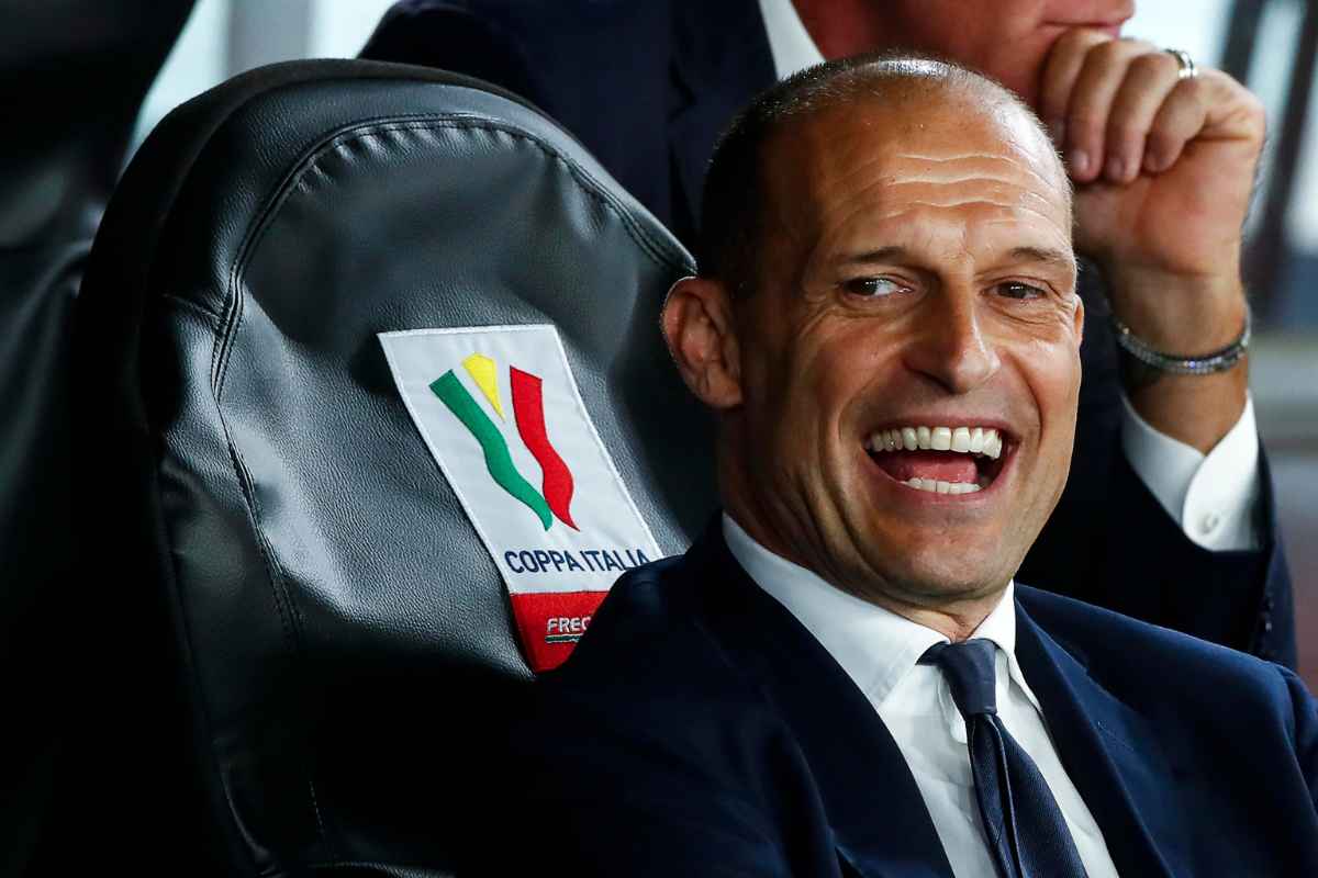 Max Allegri sorride in panchina 