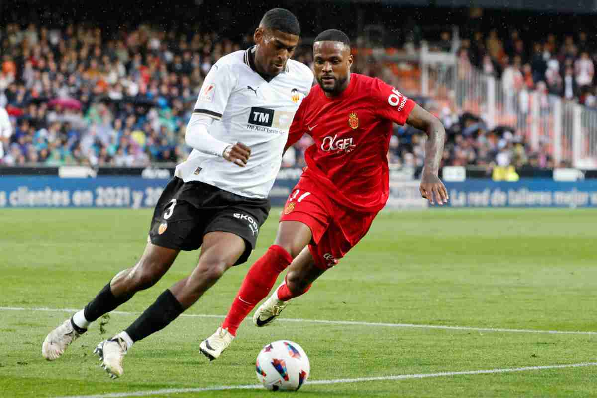 Cristhian Mosquera in campo con la maglia del Valencia 